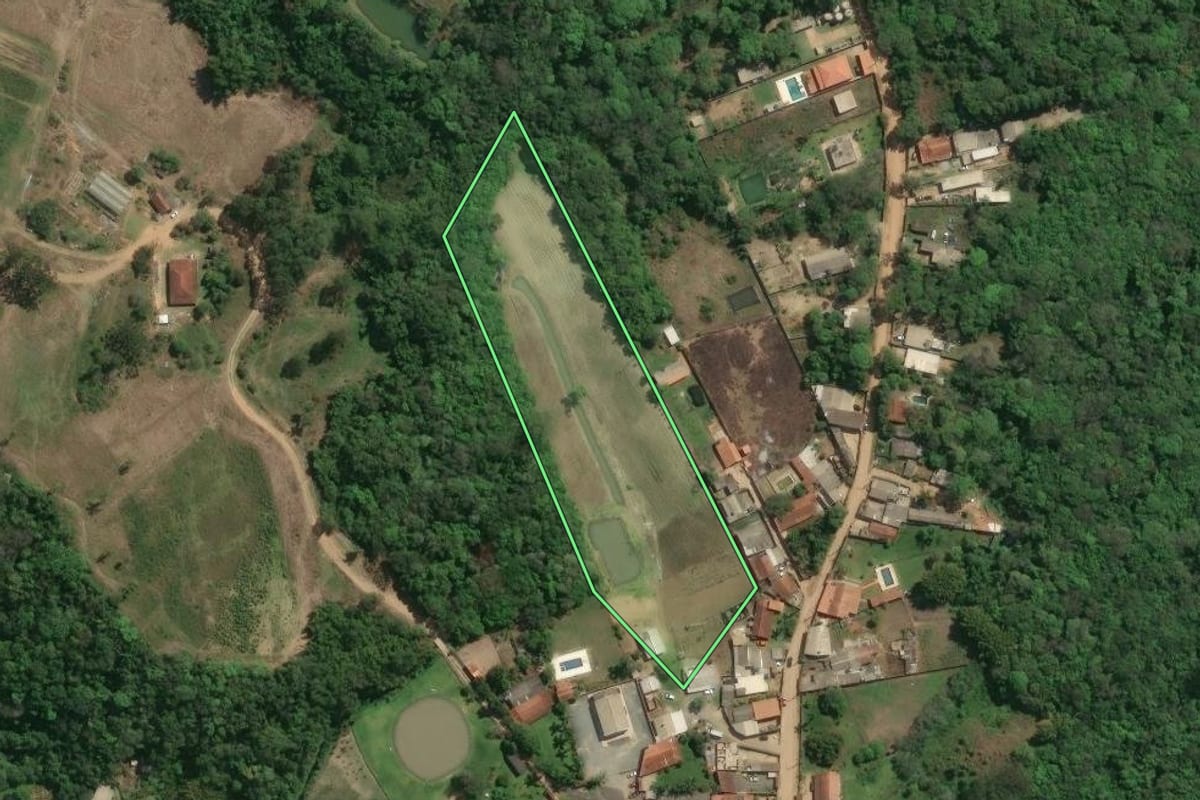 Imagem de satélite do imóvel rural em Ibiúna (SP), com o contorno declarado no CAR desenhado por cima.