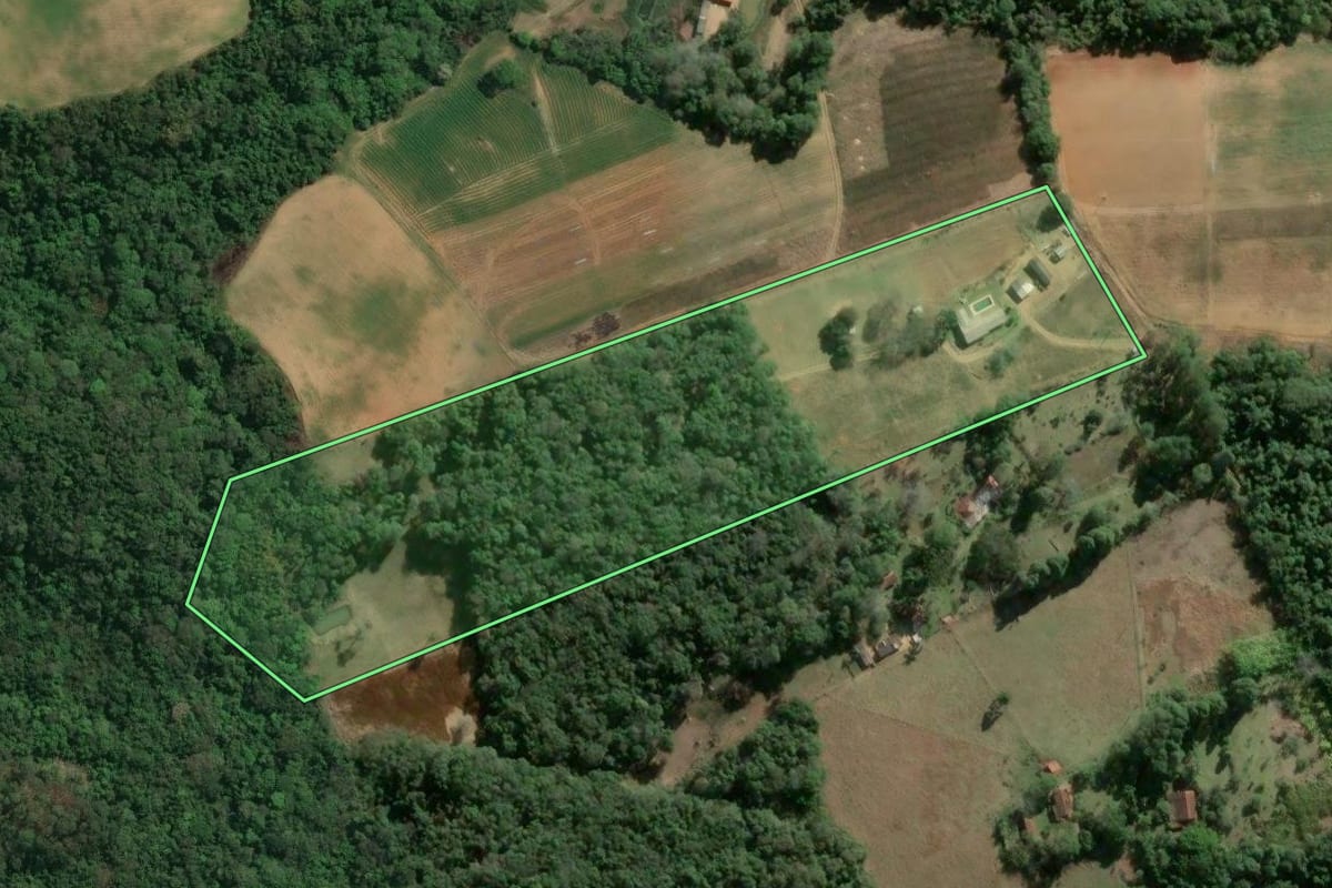 Imagem de satélite do imóvel rural em Ibiúna (SP), com o contorno declarado no CAR desenhado por cima.