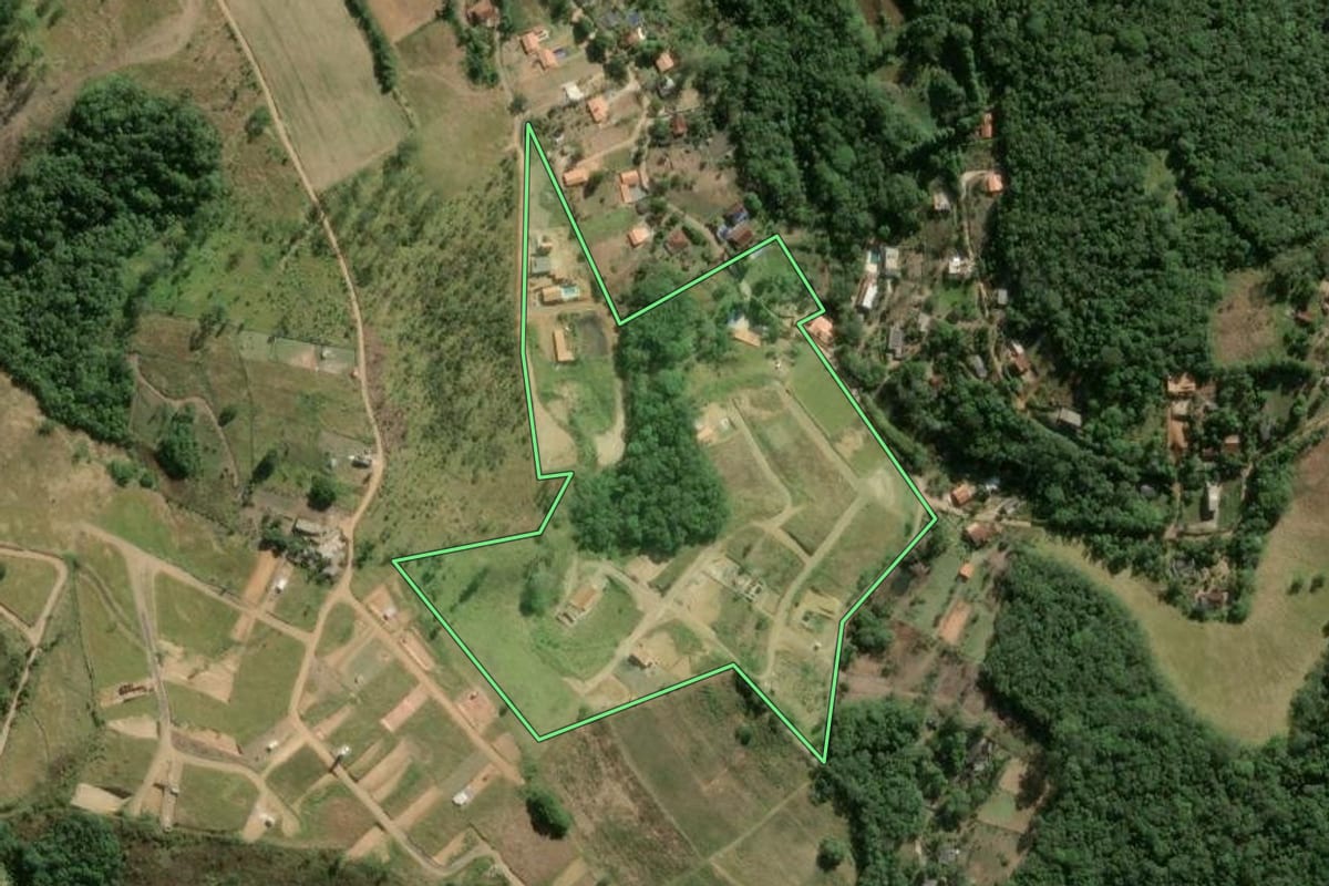 Imagem de satélite do imóvel rural em Ibiúna (SP), com o contorno declarado no CAR desenhado por cima.