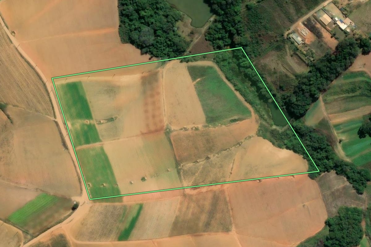 Imagem de satélite do imóvel rural em Ibiúna (SP), com o contorno declarado no CAR desenhado por cima.
