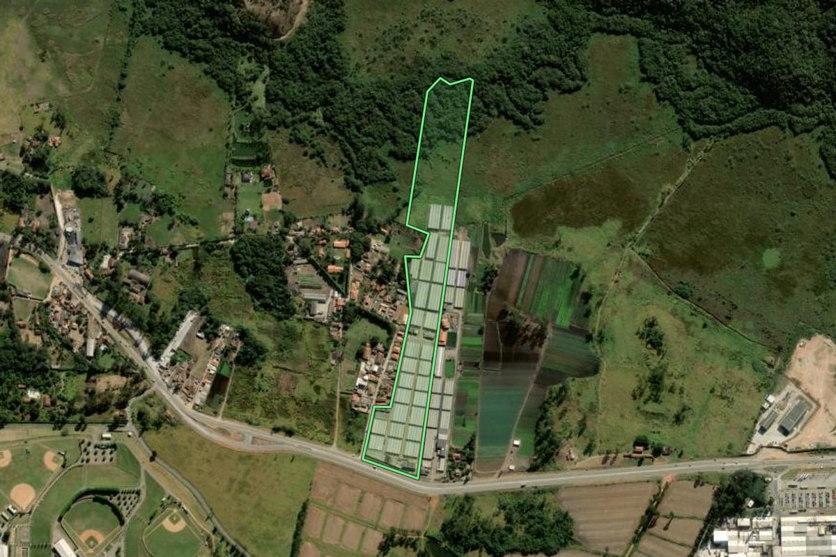 Imagem de satélite do imóvel rural em Ibiúna (SP), com o contorno declarado no CAR desenhado por cima.