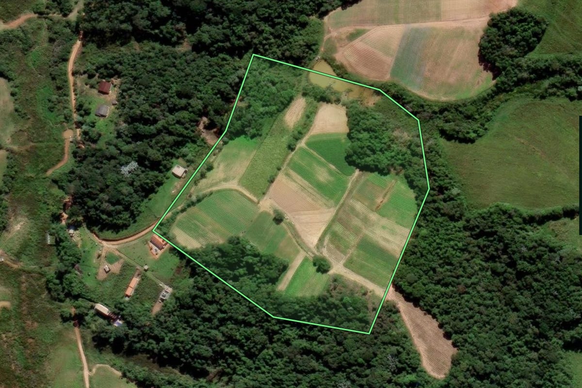 Imagem de satélite do imóvel rural em Ibiúna (SP), com o contorno declarado no CAR desenhado por cima.