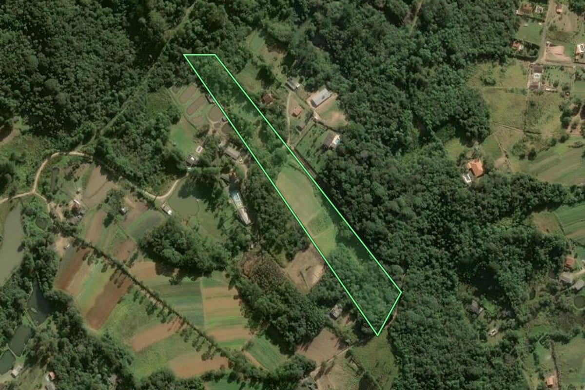 Imagem de satélite do imóvel rural em Ibiúna (SP), com o contorno declarado no CAR desenhado por cima.