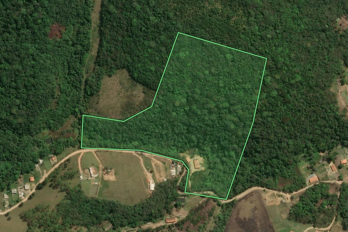 Imagem de satélite do imóvel rural em Ibiúna (SP), com o contorno declarado no CAR desenhado por cima.