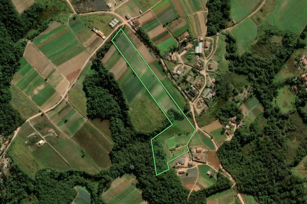 Imagem de satélite do imóvel rural em Ibiúna (SP), com o contorno declarado no CAR desenhado por cima.