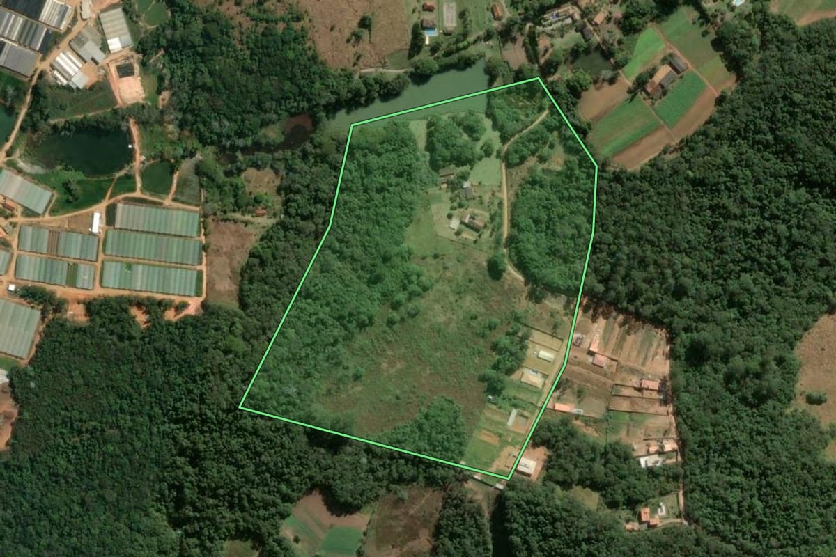 Imagem de satélite do imóvel rural em Ibiúna (SP), com o contorno declarado no CAR desenhado por cima.