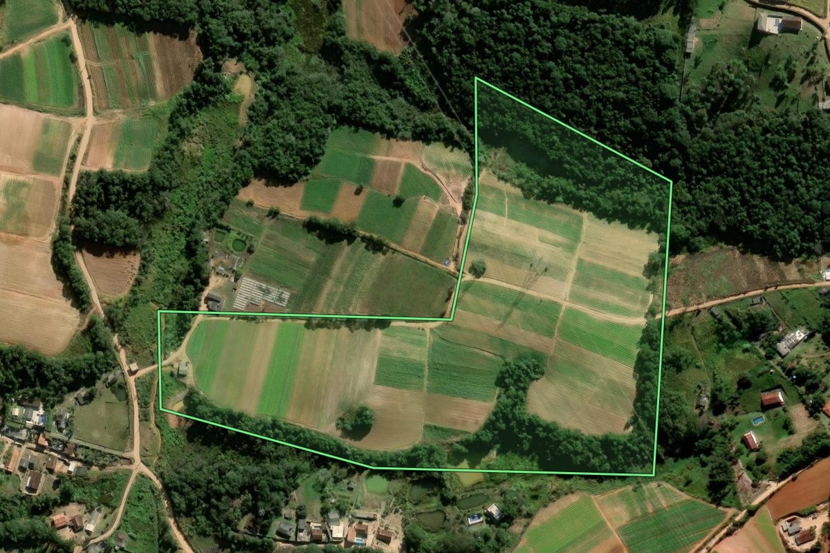 Imagem de satélite do imóvel rural em Ibiúna (SP), com o contorno declarado no CAR desenhado por cima.