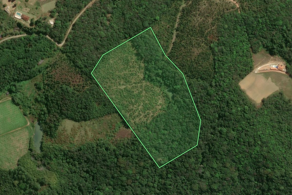 Imagem de satélite do imóvel rural em Ibiúna (SP), com o contorno declarado no CAR desenhado por cima.