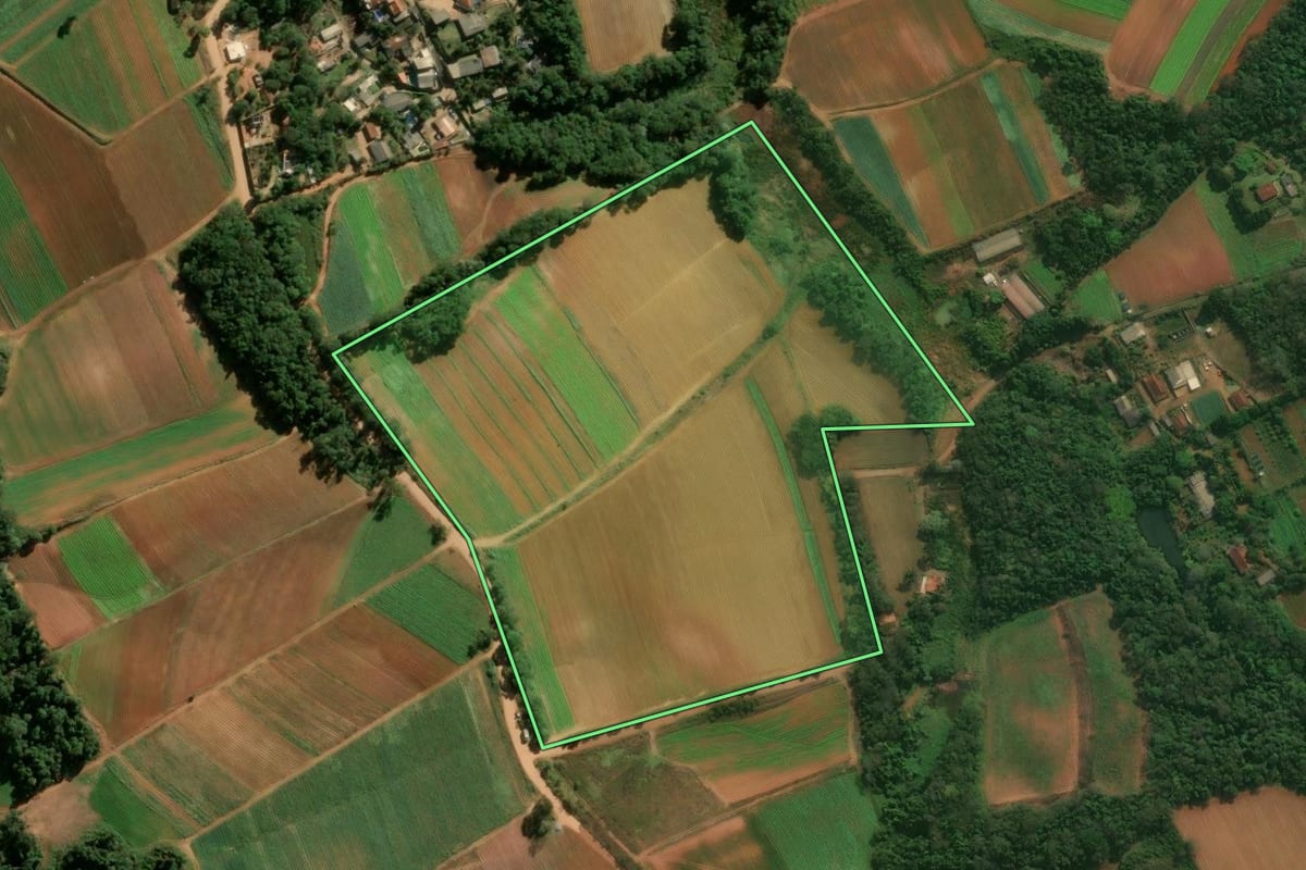 Imagem de satélite do imóvel rural em Ibiúna (SP), com o contorno declarado no CAR desenhado por cima.