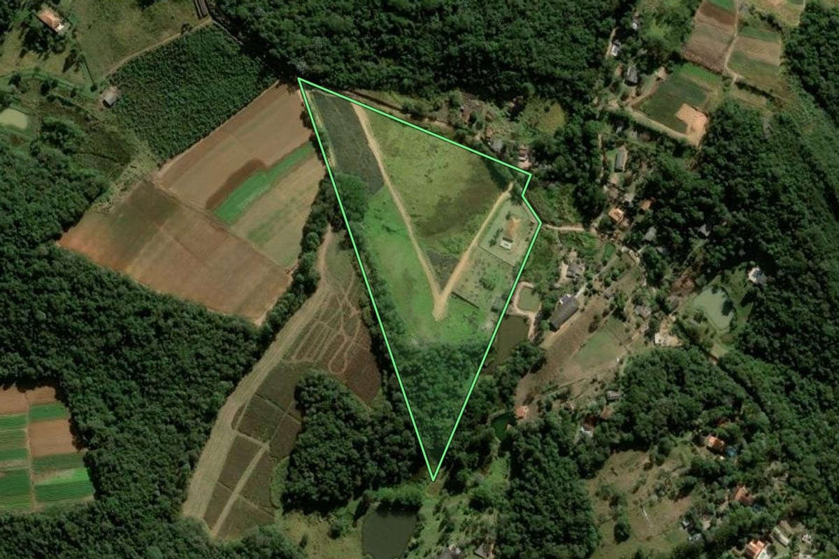 Imagem de satélite do imóvel rural em Ibiúna (SP), com o contorno declarado no CAR desenhado por cima.