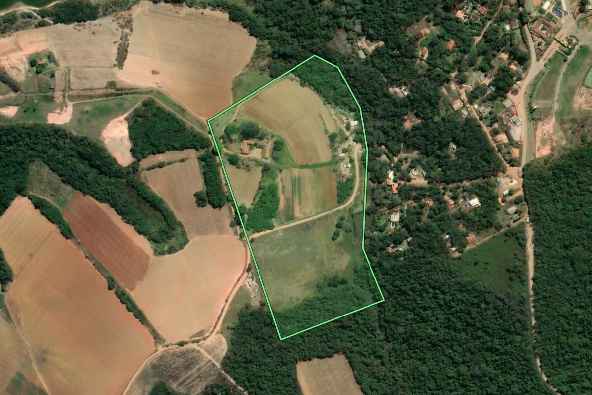 Imagem de satélite do imóvel rural em Ibiúna (SP), com o contorno declarado no CAR desenhado por cima.
