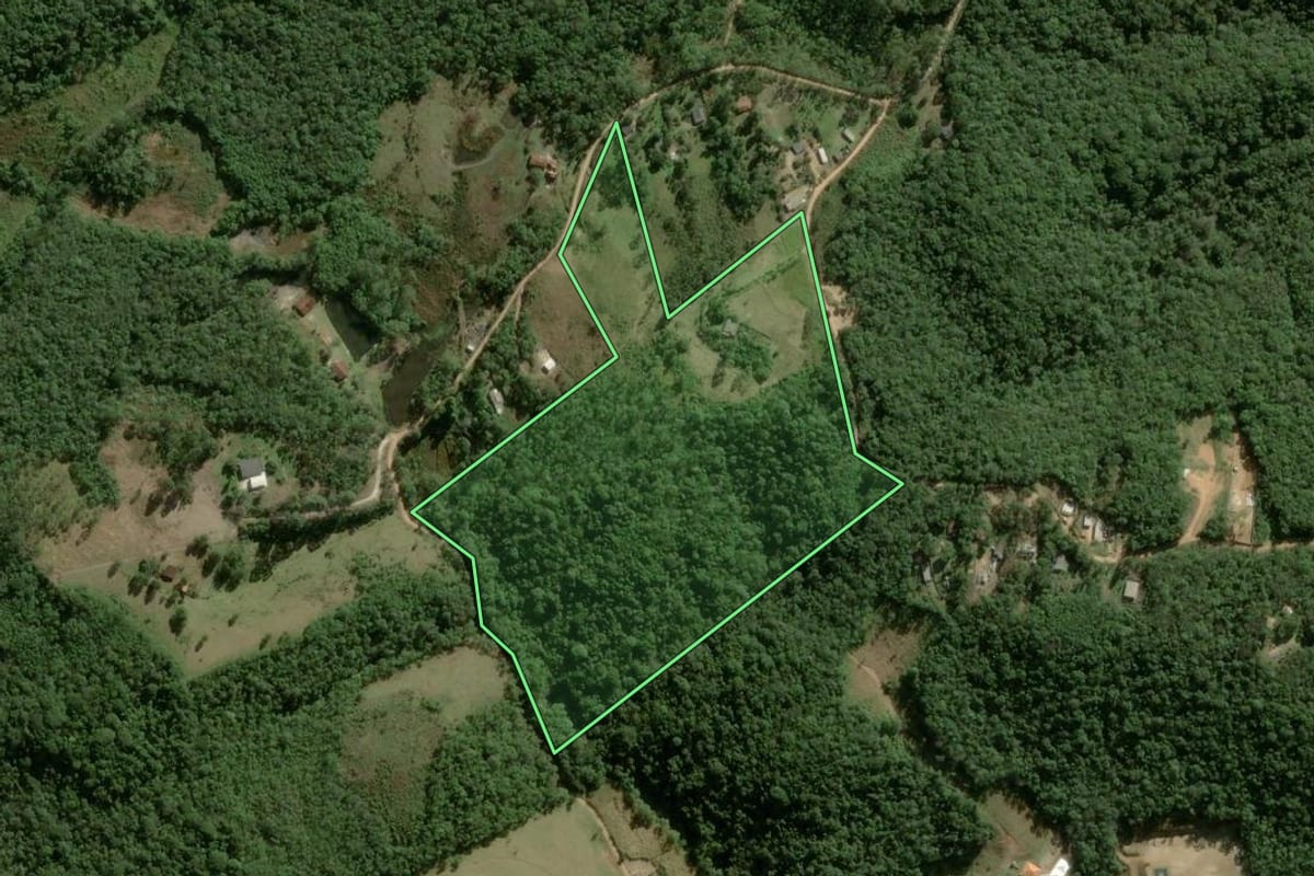 Imagem de satélite do imóvel rural em Ibiúna (SP), com o contorno declarado no CAR desenhado por cima.