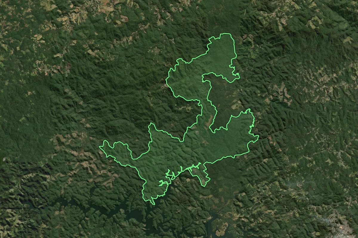 Imagem de satélite do imóvel rural em Ibiúna (SP), com o contorno declarado no CAR desenhado por cima.