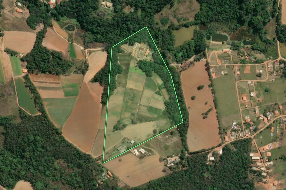 Imagem de satélite do imóvel rural em Ibiúna (SP), com o contorno declarado no CAR desenhado por cima.