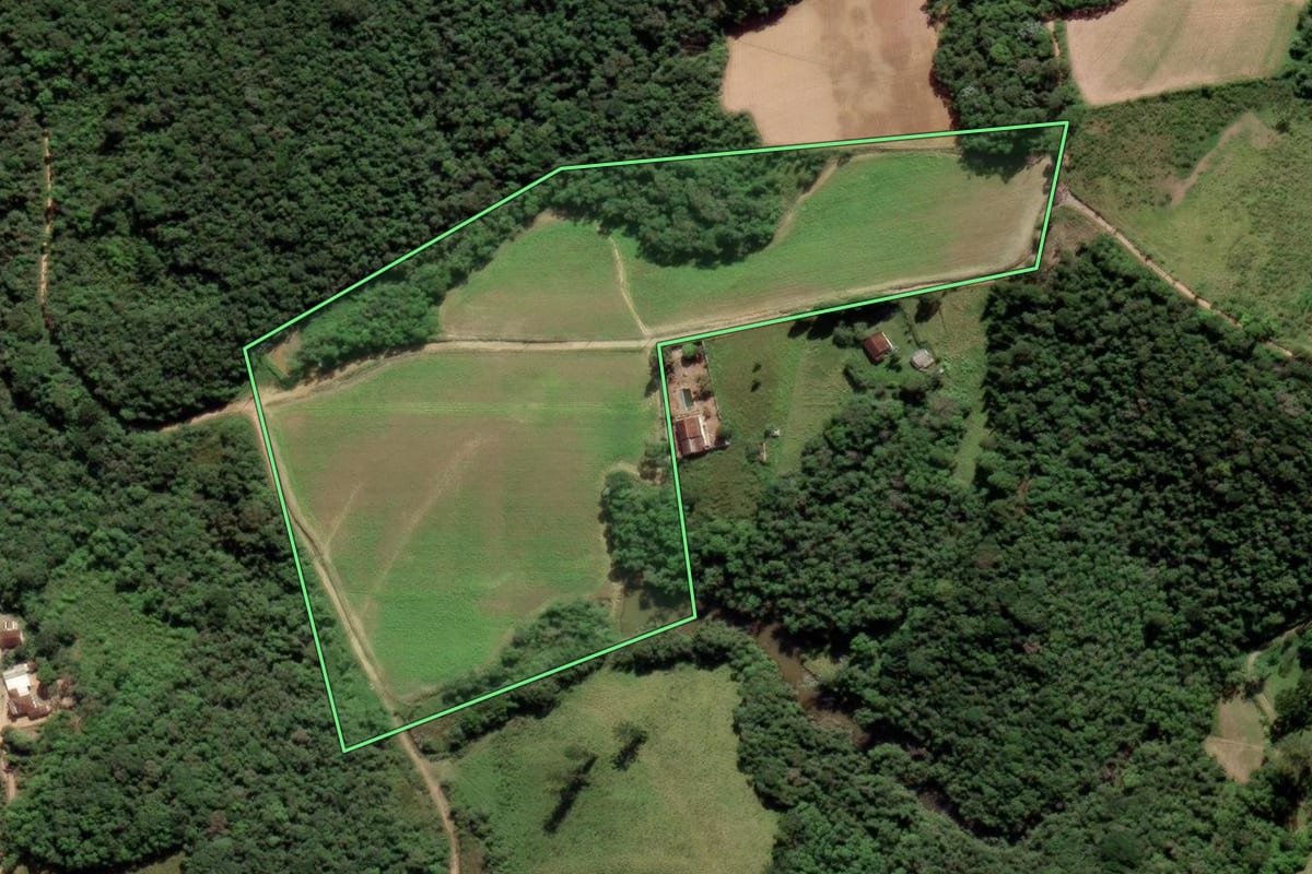 Imagem de satélite do imóvel rural em Ibiúna (SP), com o contorno declarado no CAR desenhado por cima.