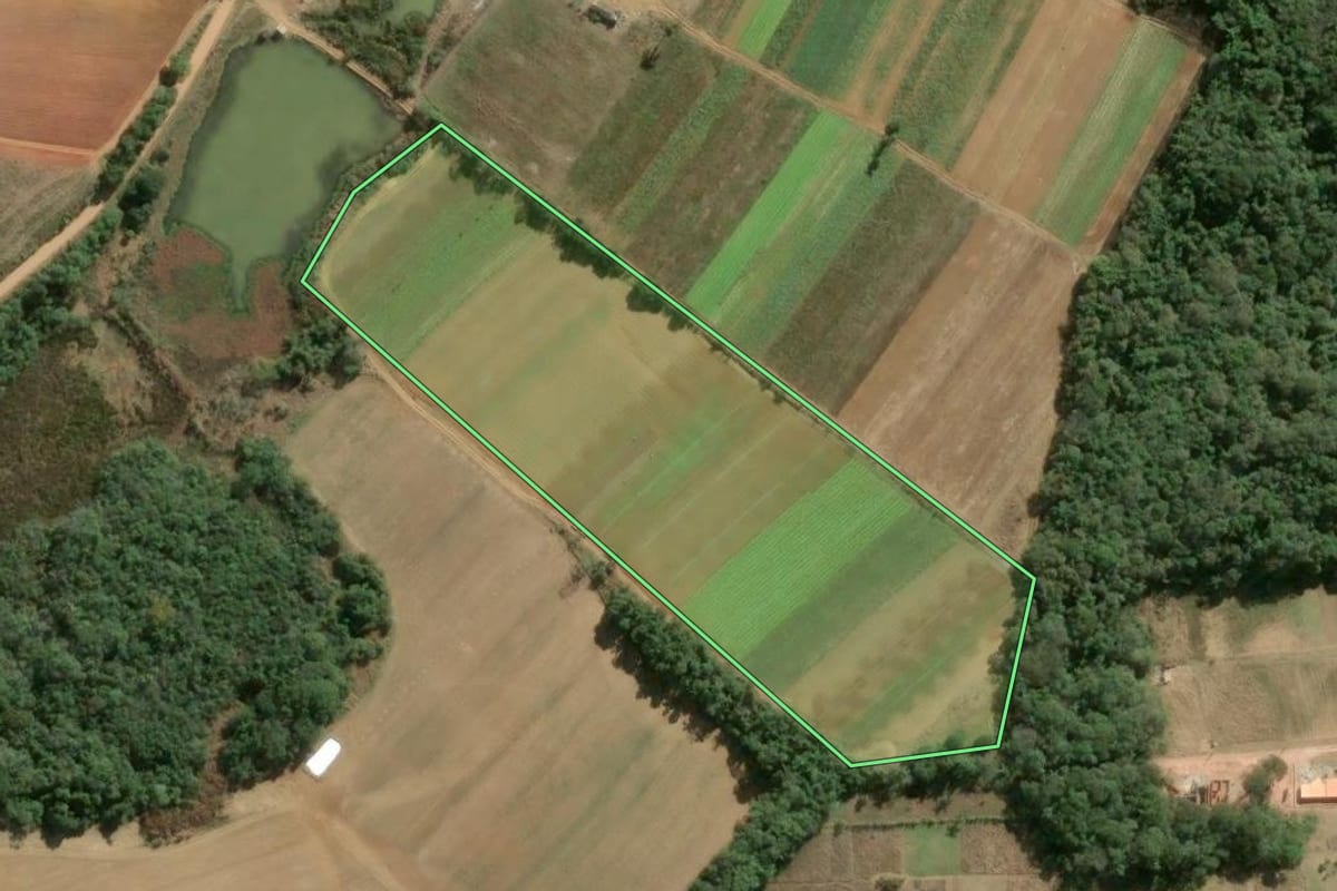 Imagem de satélite do imóvel rural em Ibiúna (SP), com o contorno declarado no CAR desenhado por cima.