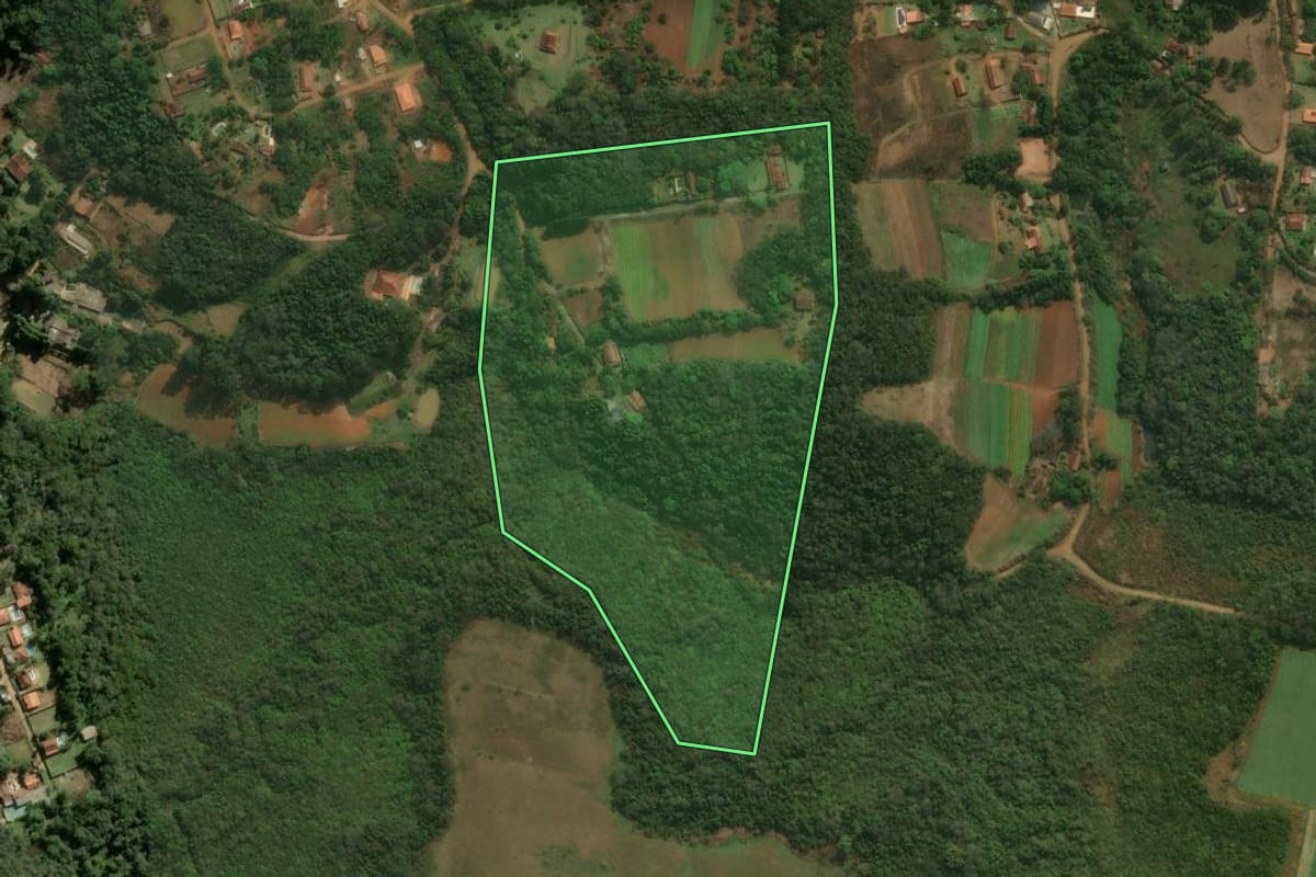 Imagem de satélite do imóvel rural em Ibiúna (SP), com o contorno declarado no CAR desenhado por cima.