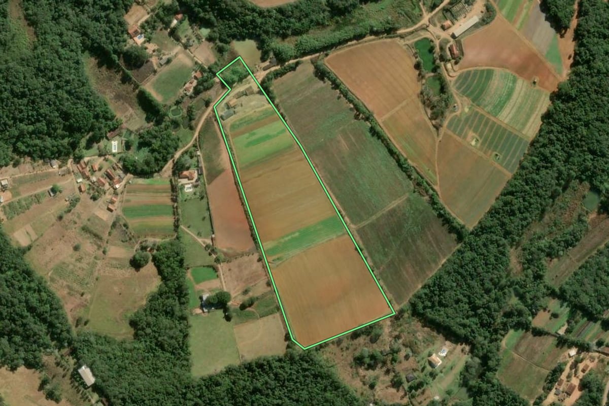 Imagem de satélite do imóvel rural em Ibiúna (SP), com o contorno declarado no CAR desenhado por cima.