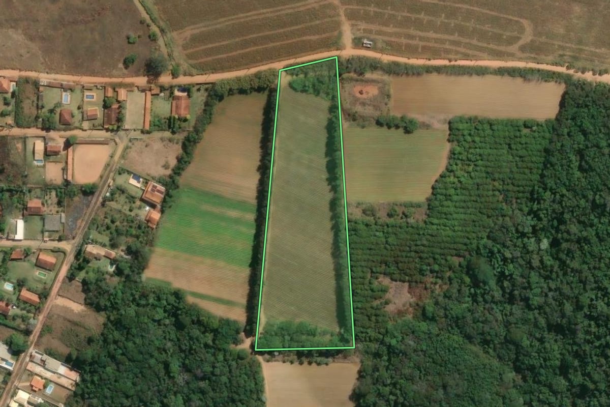 Imagem de satélite do imóvel rural em Ibiúna (SP), com o contorno declarado no CAR desenhado por cima.