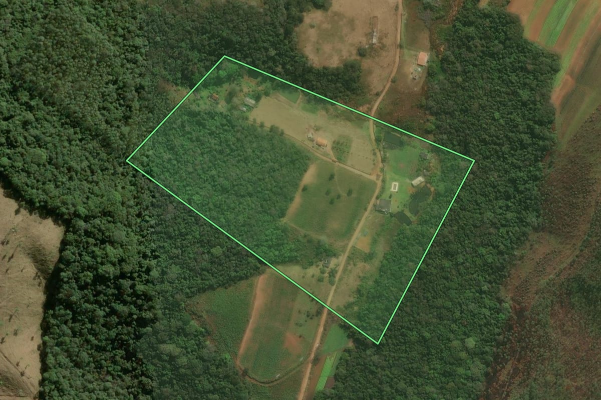 Imagem de satélite do imóvel rural em Ibiúna (SP), com o contorno declarado no CAR desenhado por cima.