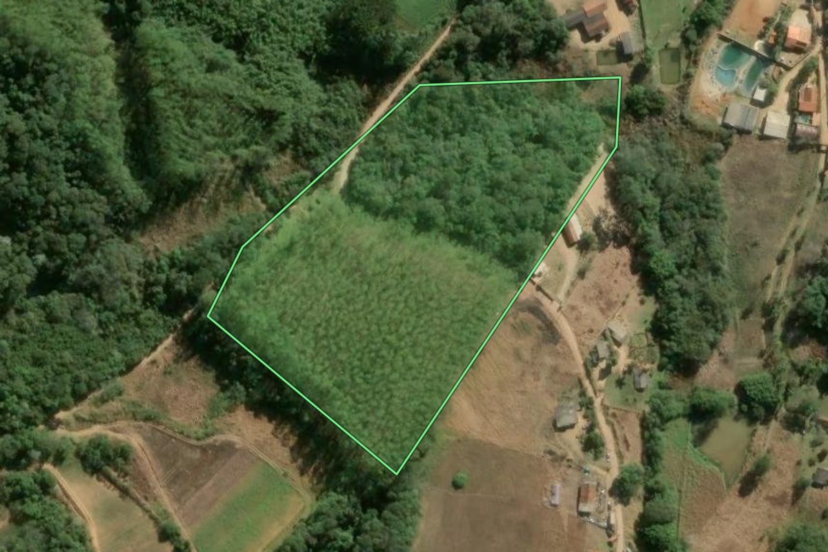 Imagem de satélite do imóvel rural em Ibiúna (SP), com o contorno declarado no CAR desenhado por cima.