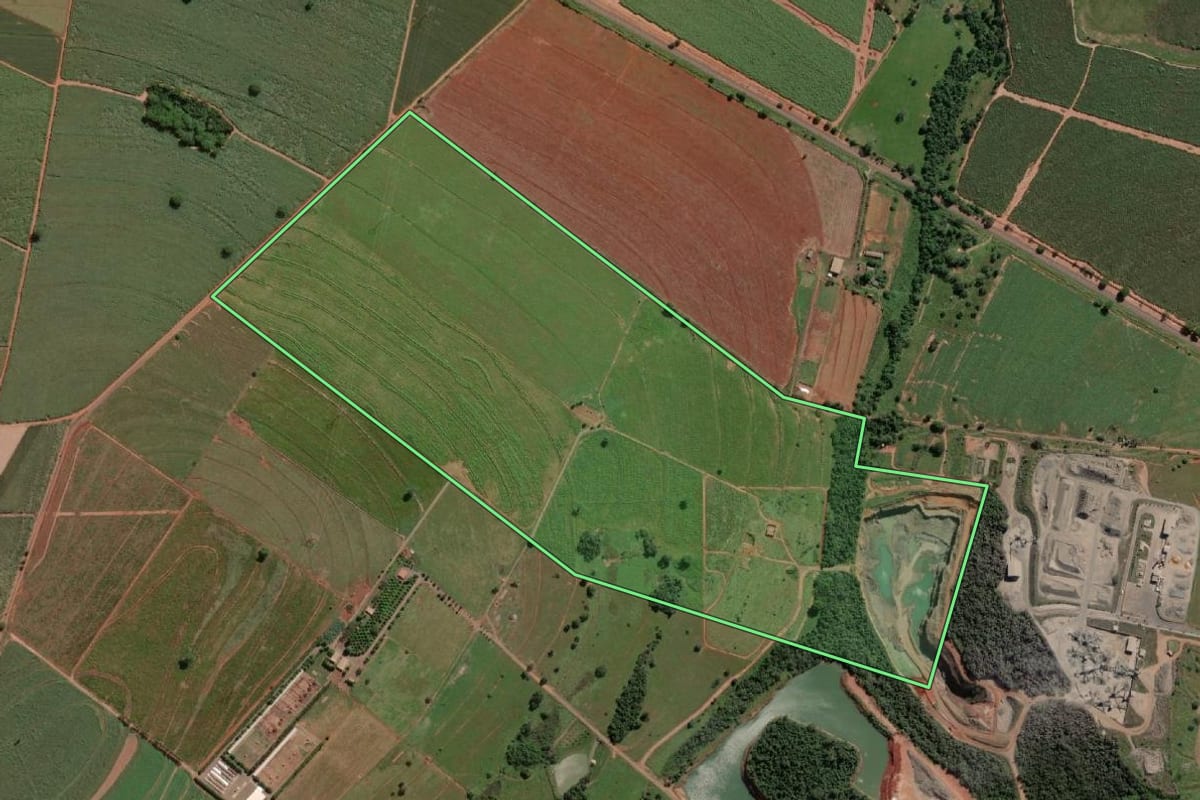 Imagem de satélite do imóvel rural em Icém (SP), com o contorno declarado no CAR desenhado por cima.