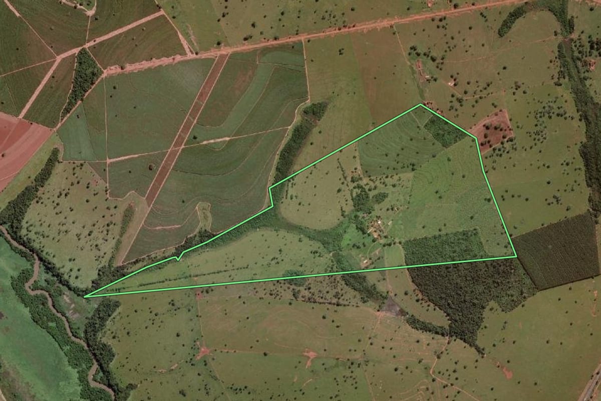 Imagem de satélite do imóvel rural em Icém (SP), com o contorno declarado no CAR desenhado por cima.