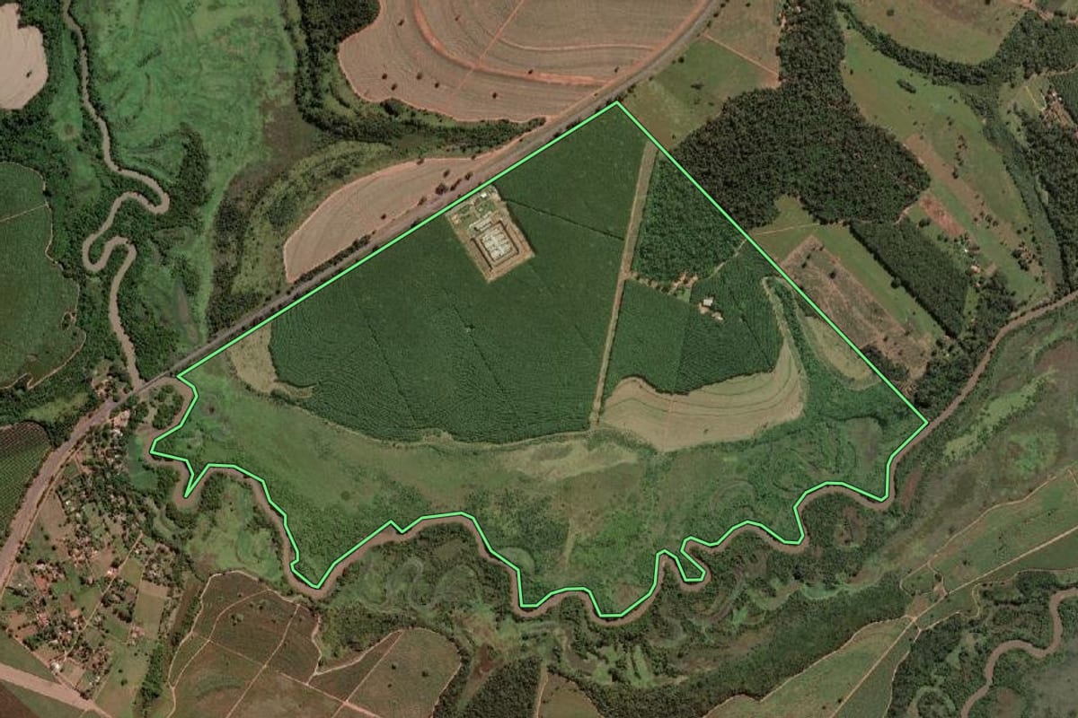 Imagem de satélite do imóvel rural em Icém (SP), com o contorno declarado no CAR desenhado por cima.