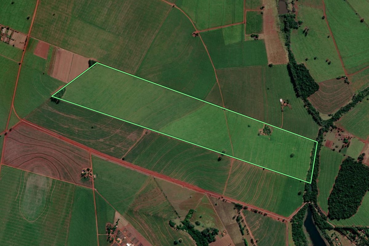 Imagem de satélite do imóvel rural em Iepê (SP), com o contorno declarado no CAR desenhado por cima.