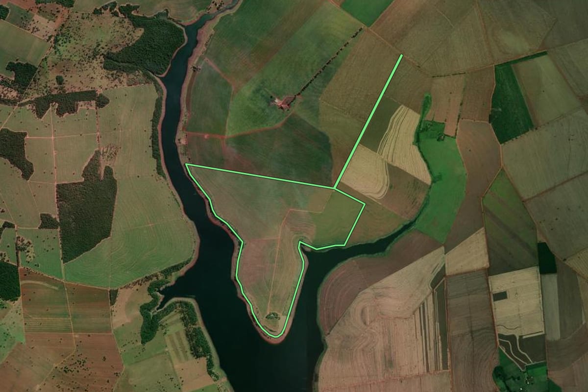 Imagem de satélite do imóvel rural em Iepê (SP), com o contorno declarado no CAR desenhado por cima.
