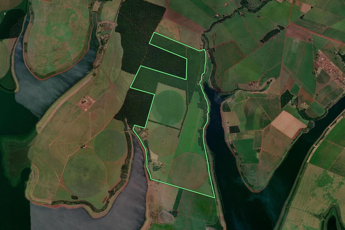 Imagem de satélite do imóvel rural em Iepê (SP), com o contorno declarado no CAR desenhado por cima.