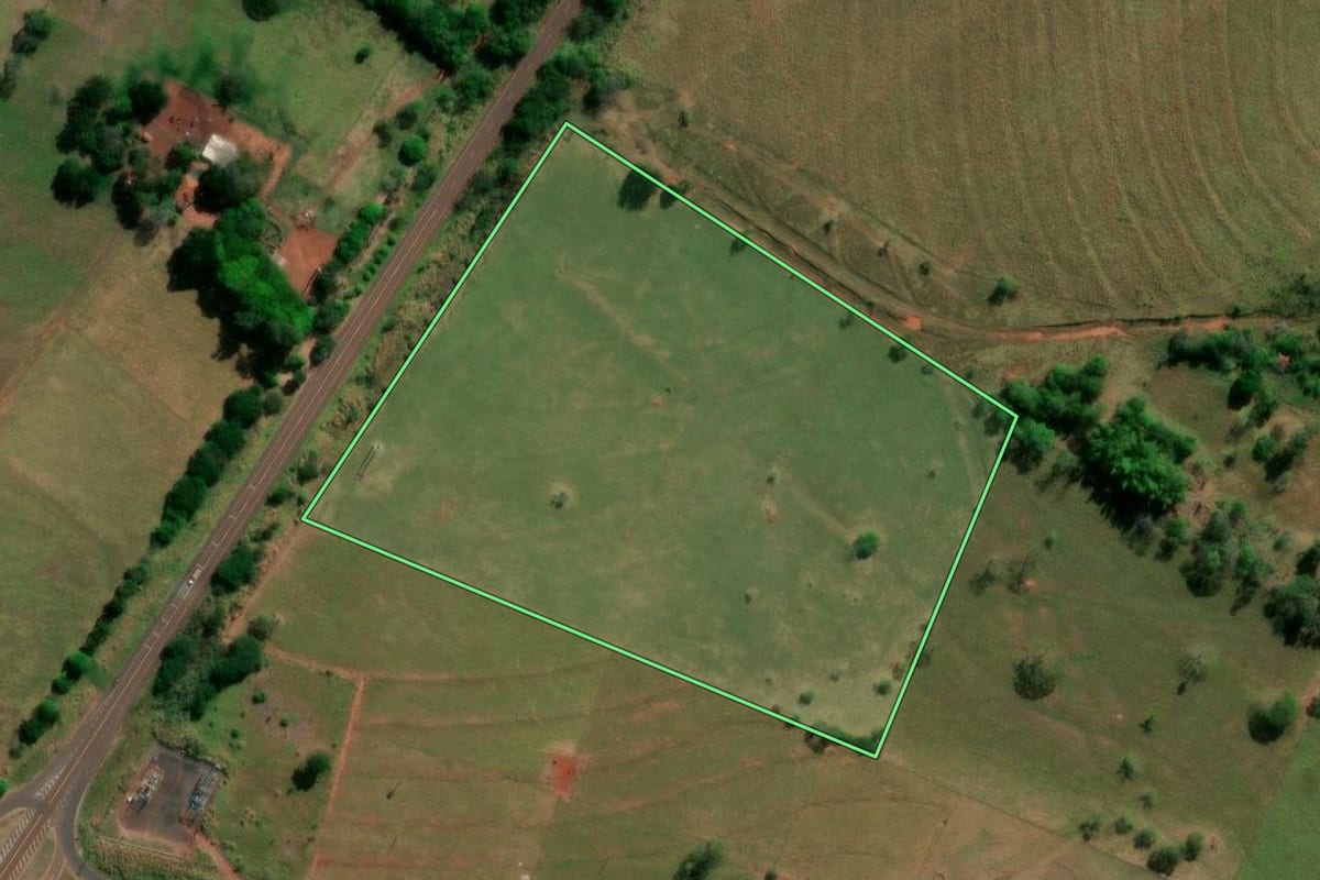 Imagem de satélite do imóvel rural em Iepê (SP), com o contorno declarado no CAR desenhado por cima.