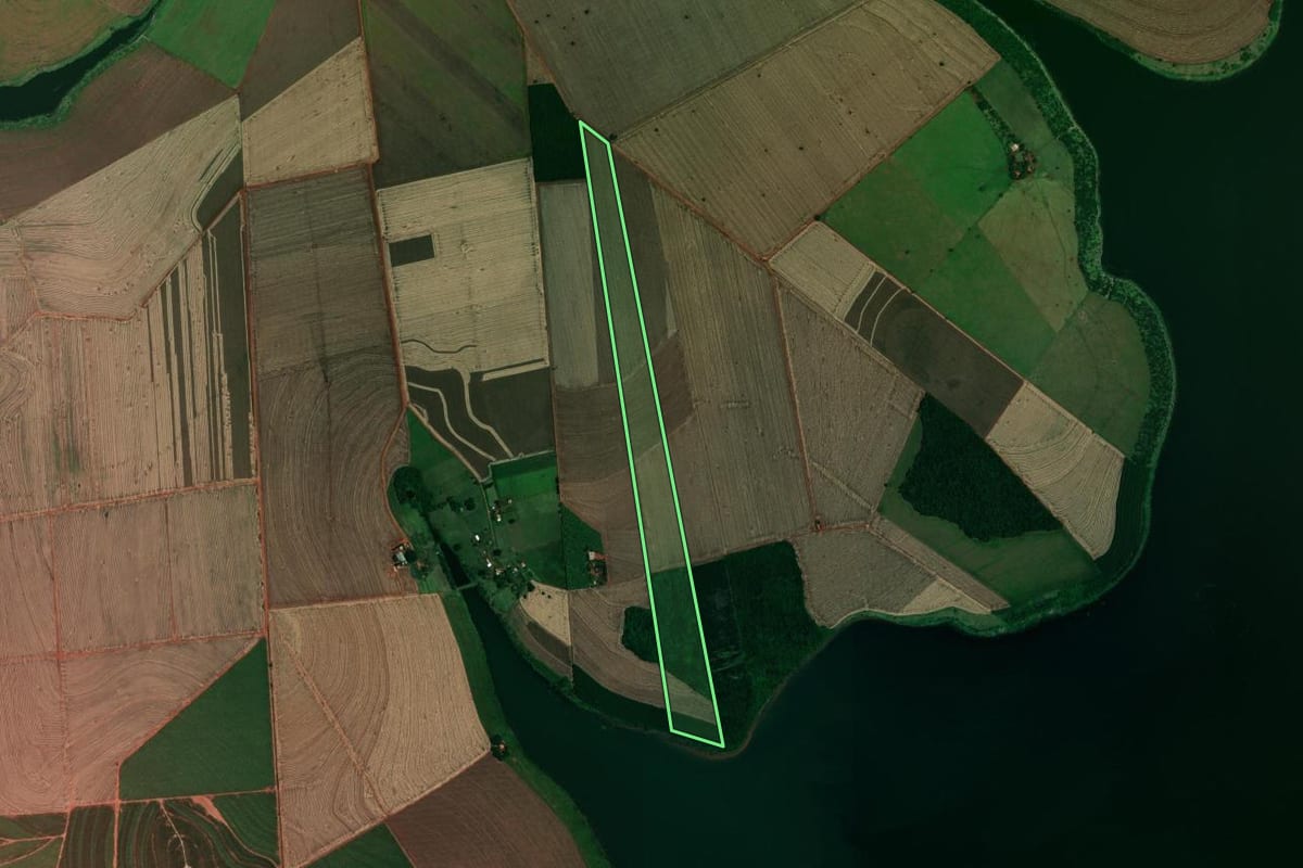 Imagem de satélite do imóvel rural em Iepê (SP), com o contorno declarado no CAR desenhado por cima.