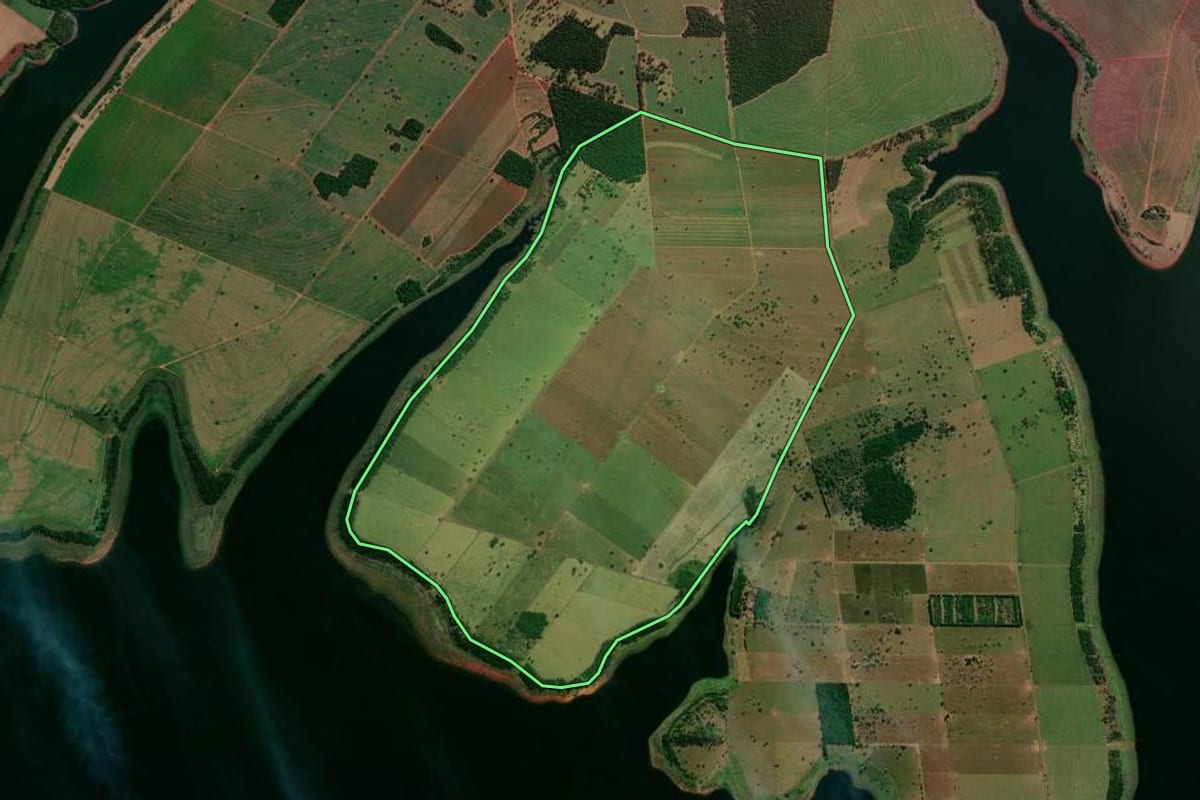 Imagem de satélite do imóvel rural em Iepê (SP), com o contorno declarado no CAR desenhado por cima.