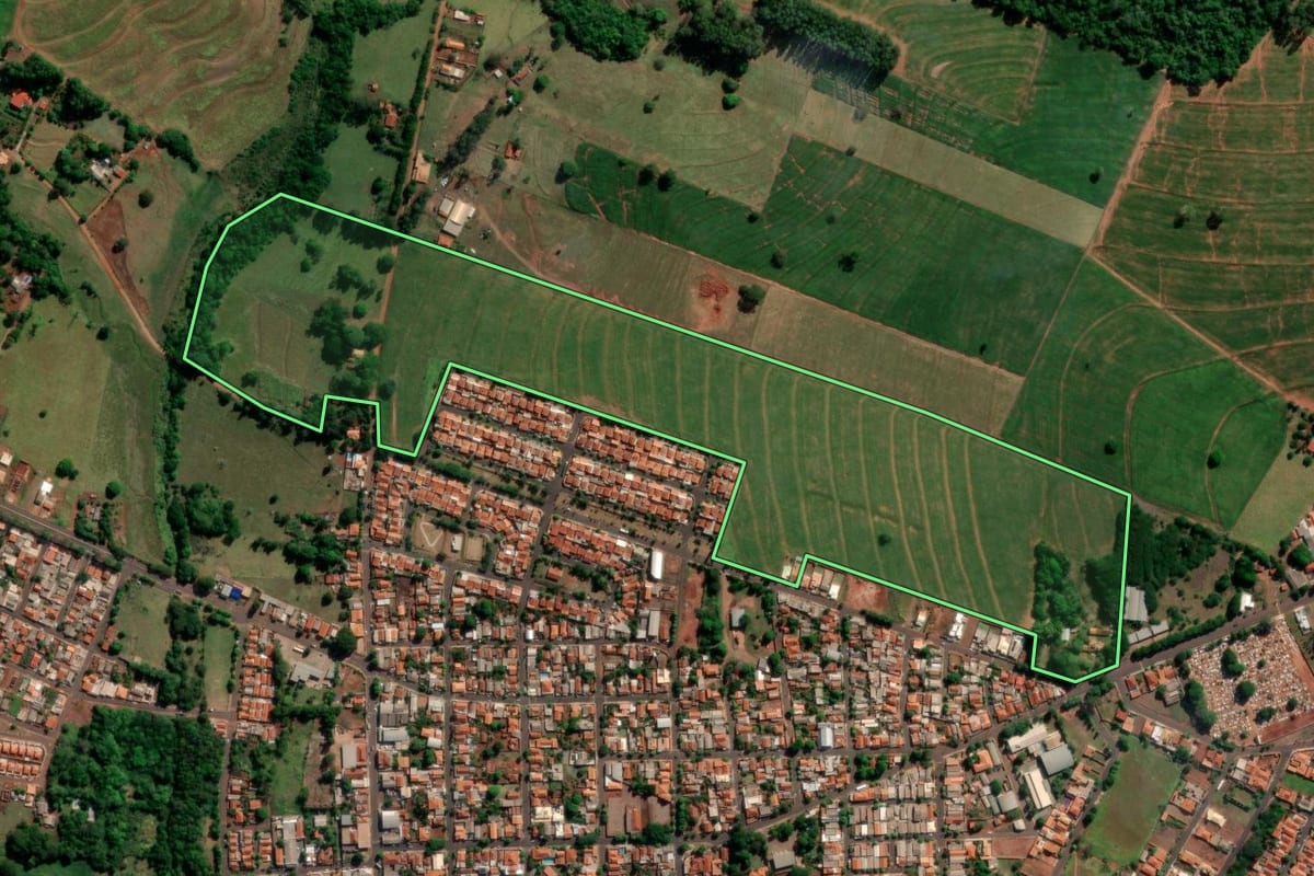 Imagem de satélite do imóvel rural em Iepê (SP), com o contorno declarado no CAR desenhado por cima.
