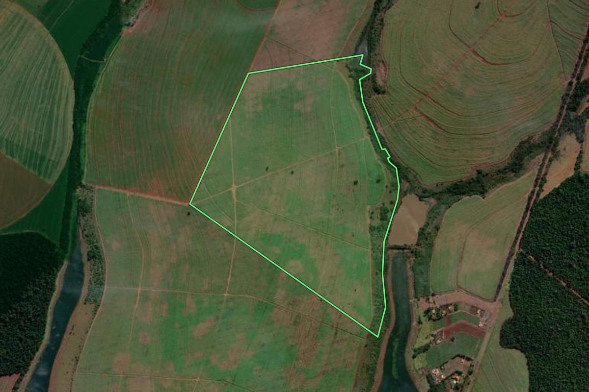 Imagem de satélite do imóvel rural em Iepê (SP), com o contorno declarado no CAR desenhado por cima.