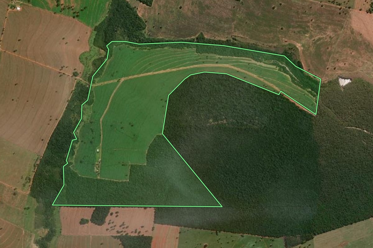 Imagem de satélite do imóvel rural em Iepê (SP), com o contorno declarado no CAR desenhado por cima.
