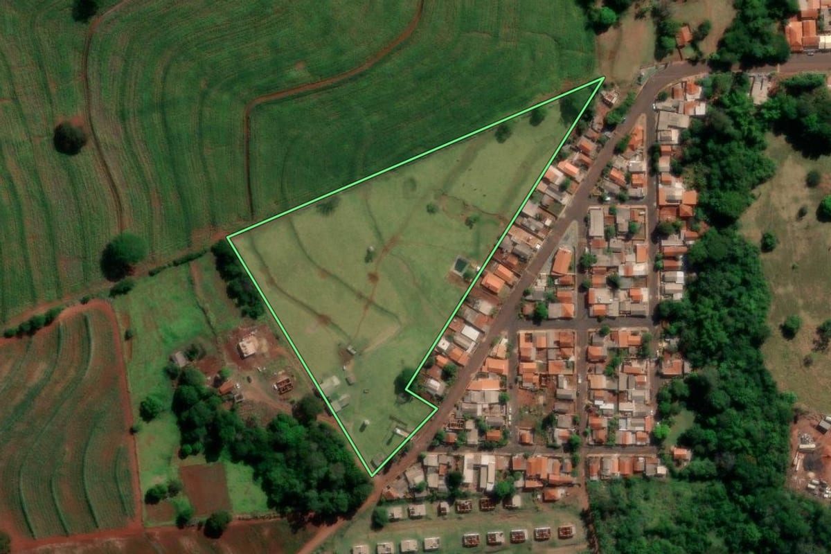 Imagem de satélite do imóvel rural em Iepê (SP), com o contorno declarado no CAR desenhado por cima.