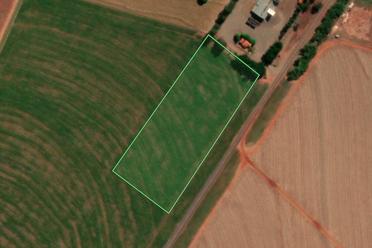 Imagem de satélite do imóvel rural em Iepê (SP), com o contorno declarado no CAR desenhado por cima.