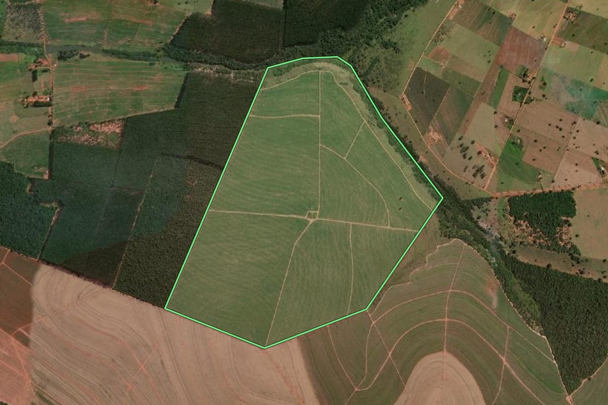 Imagem de satélite do imóvel rural em Iepê (SP), com o contorno declarado no CAR desenhado por cima.