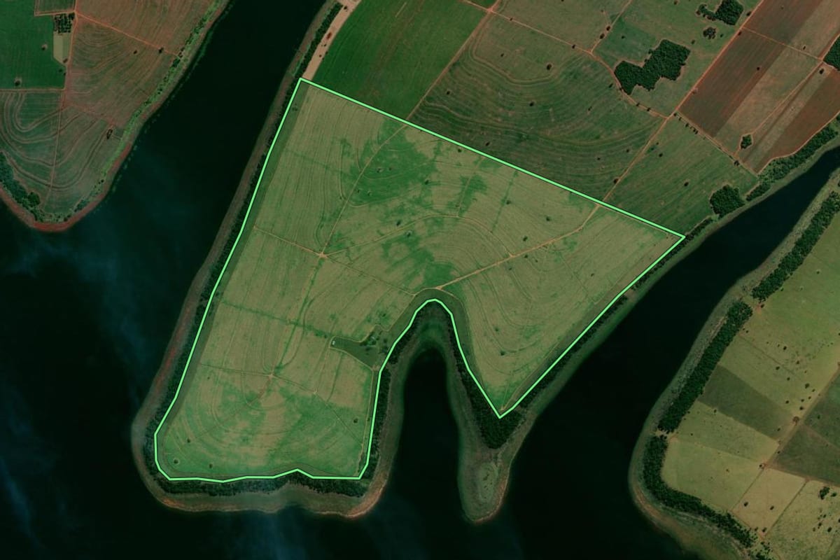 Imagem de satélite do imóvel rural em Iepê (SP), com o contorno declarado no CAR desenhado por cima.