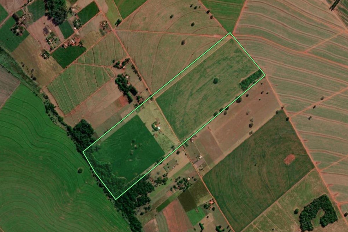 Imagem de satélite do imóvel rural em Iepê (SP), com o contorno declarado no CAR desenhado por cima.