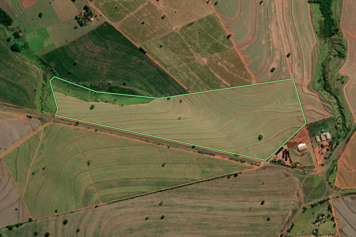 Imagem de satélite do imóvel rural em Iepê (SP), com o contorno declarado no CAR desenhado por cima.