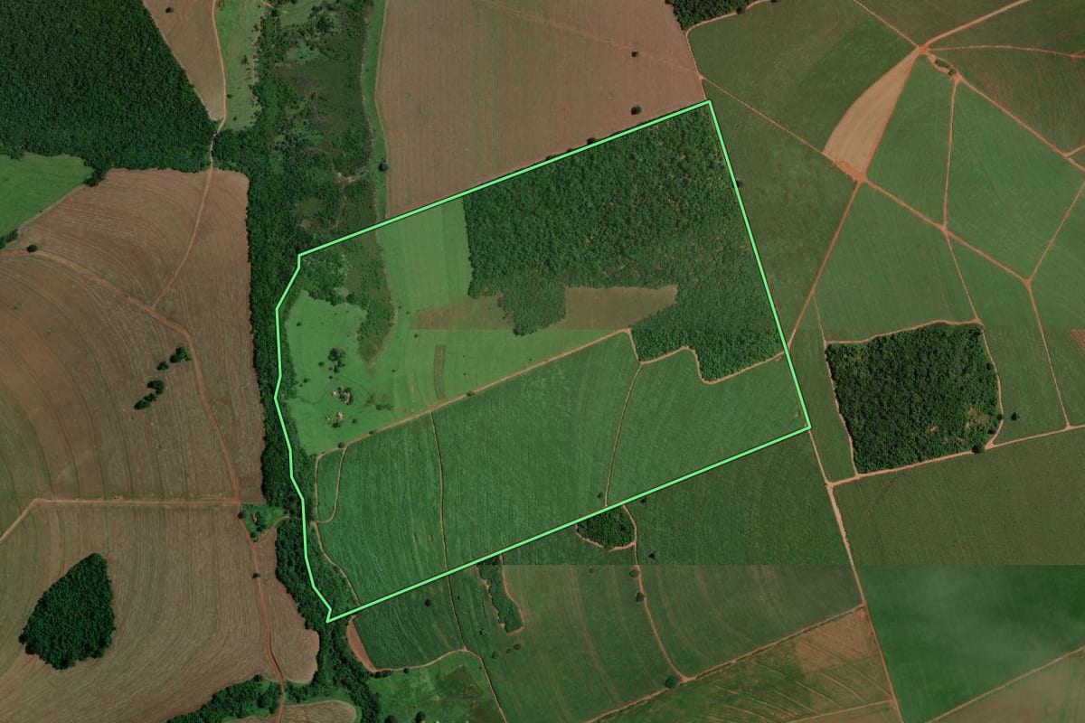 Imagem de satélite do imóvel rural em Iepê (SP), com o contorno declarado no CAR desenhado por cima.