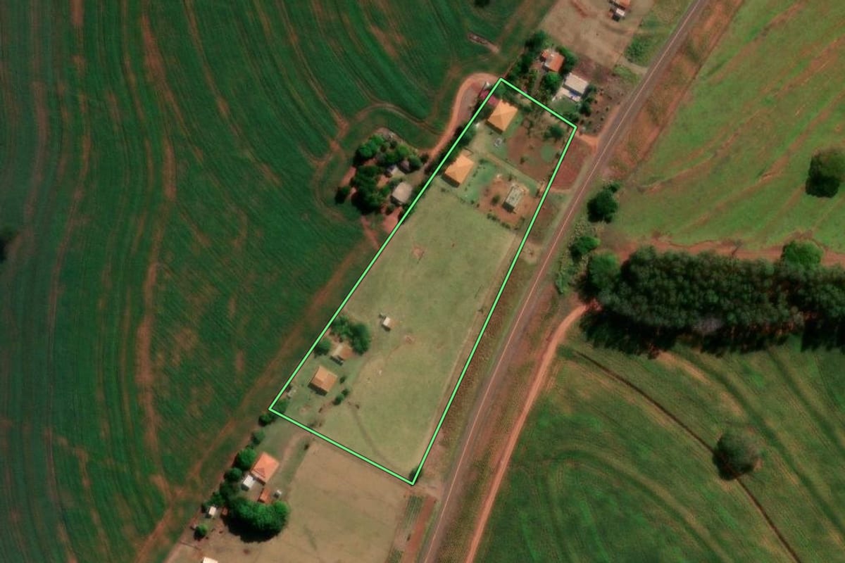Imagem de satélite do imóvel rural em Iepê (SP), com o contorno declarado no CAR desenhado por cima.