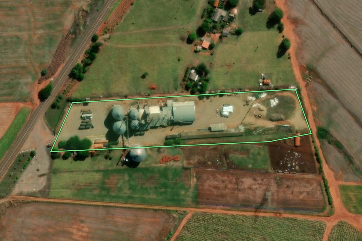 Imagem de satélite do imóvel rural em Iepê (SP), com o contorno declarado no CAR desenhado por cima.