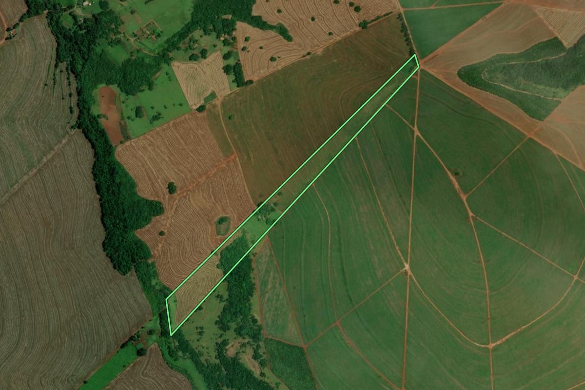 Imagem de satélite do imóvel rural em Iepê (SP), com o contorno declarado no CAR desenhado por cima.