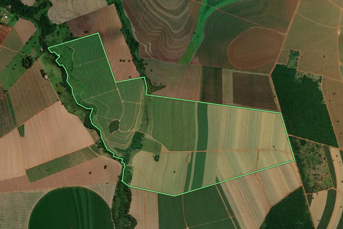 Imagem de satélite do imóvel rural em Iepê (SP), com o contorno declarado no CAR desenhado por cima.