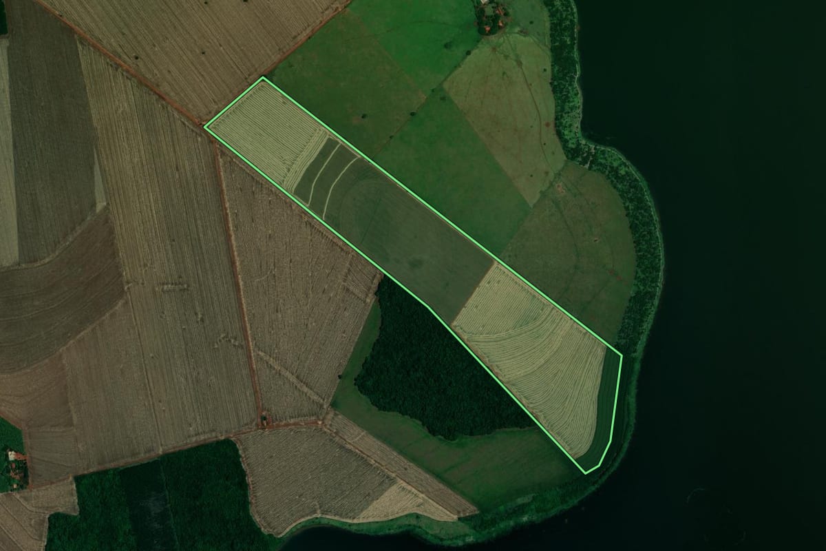 Imagem de satélite do imóvel rural em Iepê (SP), com o contorno declarado no CAR desenhado por cima.