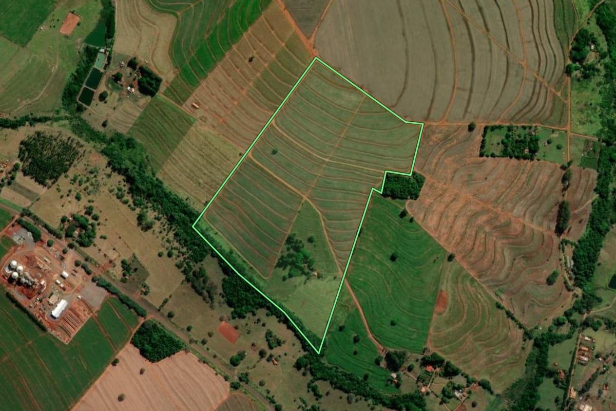 Imagem de satélite do imóvel rural em Iepê (SP), com o contorno declarado no CAR desenhado por cima.